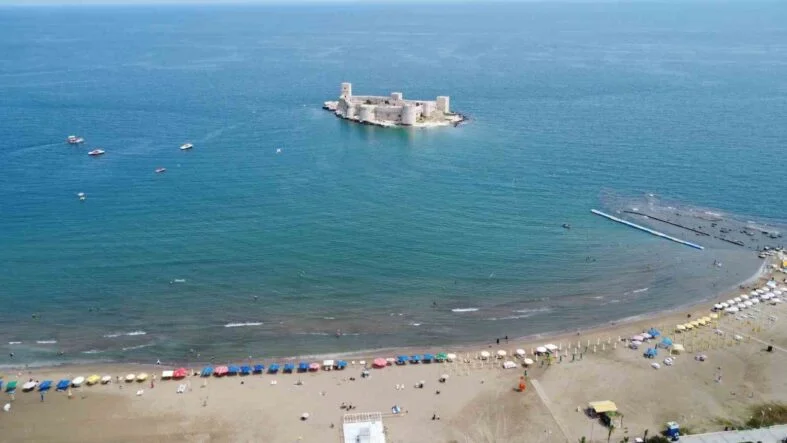 Mersin sahilleri 9 günlük tatili fırsat bilen aileleri ağırlamaya başladı