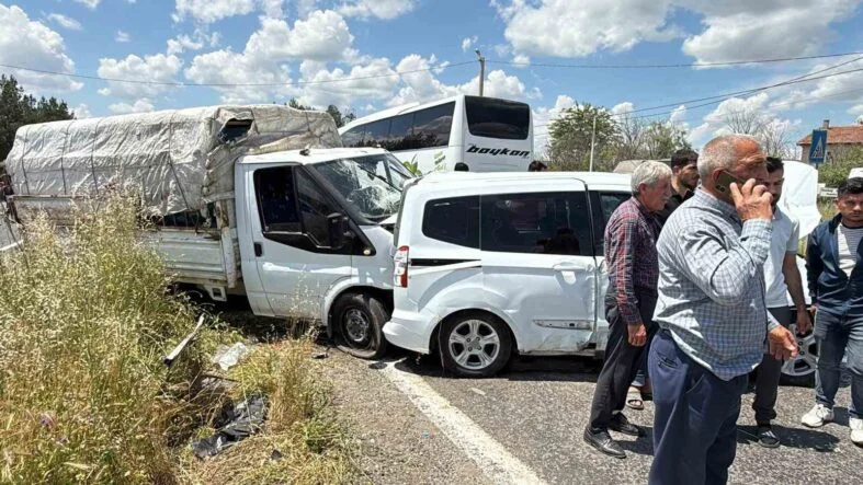 KURBANLIKLARI TAŞIYAN KAMYONETLE HAFİF TİCARİ ARAÇ ÇARPIŞTI: 1'İ AĞIR 4 YARALI