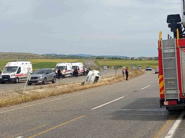 DİYARBAKIR'DA OTOMOBİL TAKLA ATTI: 4 YARALI