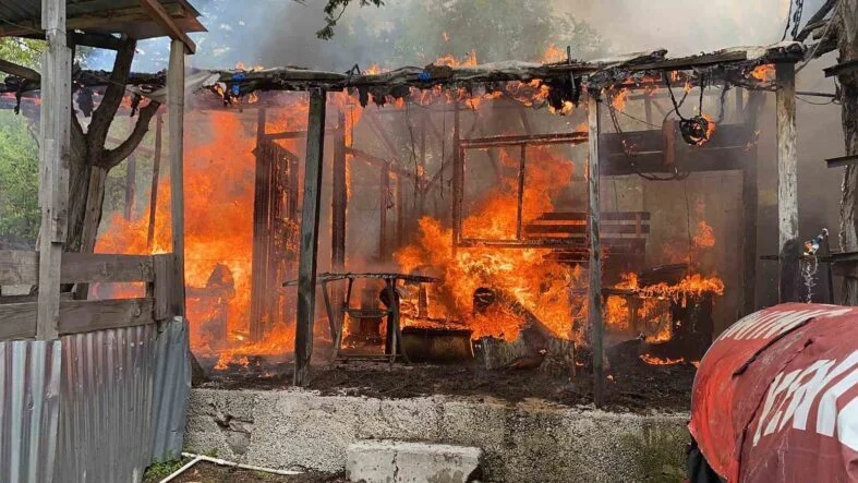 BARAKA EV YANGINDA KÜLE DÖNDÜ
