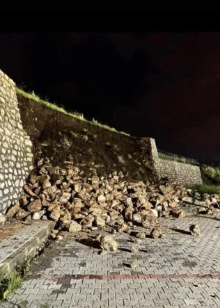 Çermik’te istinat duvarı çöktü