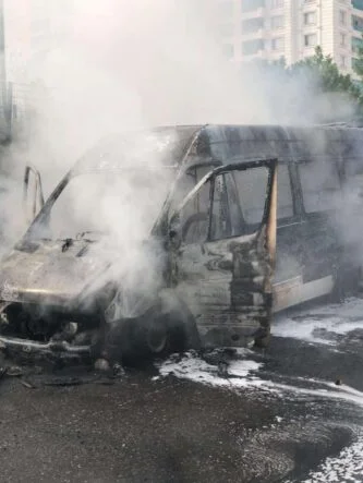 Park halindeki minibüs küle döndü