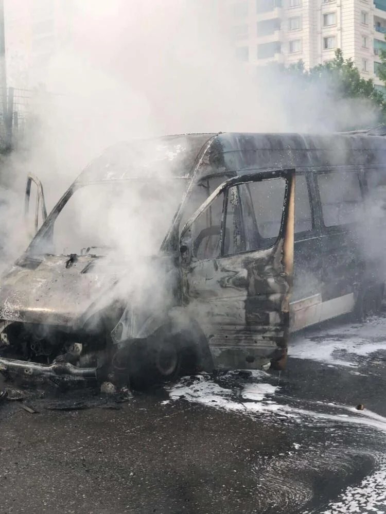 Park halindeki minibüs küle döndü