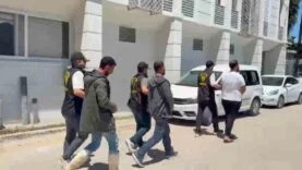 KENDİLERİNİ POLİS OLARAK TANITIP VATANDAŞLARI DOLANDIRDILAR