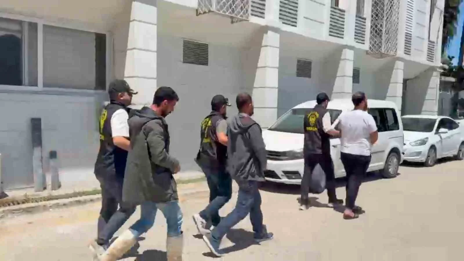 Kendilerini polis olarak tanıtıp vatandaşları dolandırdılar