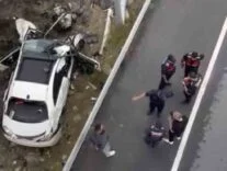 OTOMOBİL DİREĞE ÇARPTI: 1 ÖLÜ, 1 YARALI