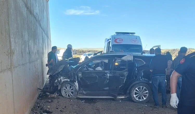 Seyir halindeki otomobil alt geçitte duvara çarptı: 5 yaralı