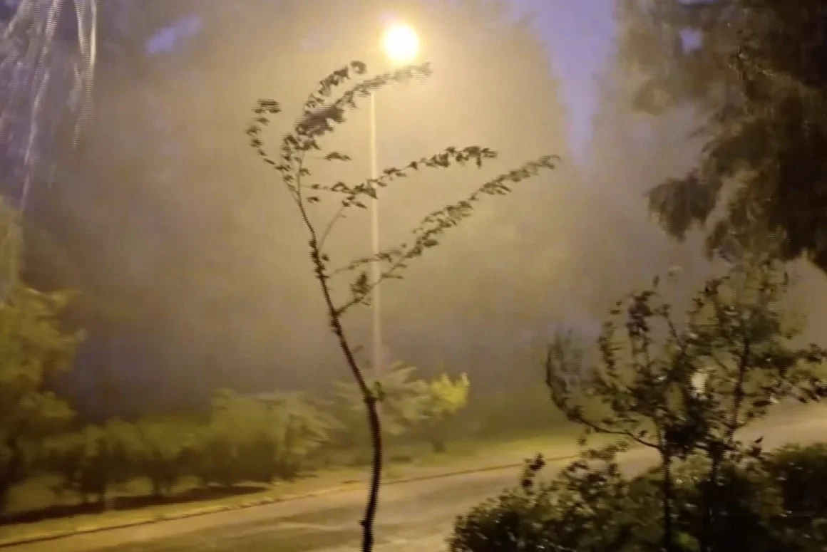 Çatılar uçtu, yollar kapandı