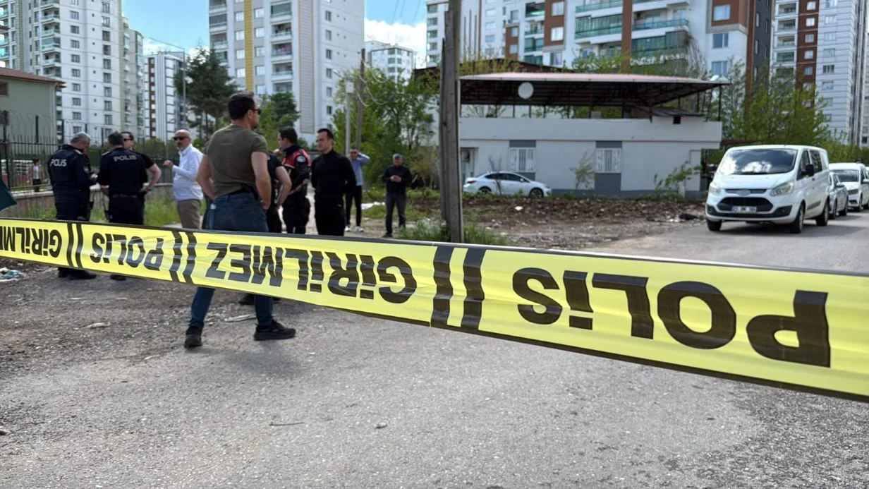Okul çevresinde peş peşe silah sıkıldı, öğrenciler ve veliler korku dolu anlar yaşadı