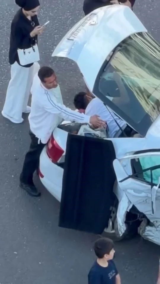 Kazada yaralılar otomobilin içinde sıkıştı
