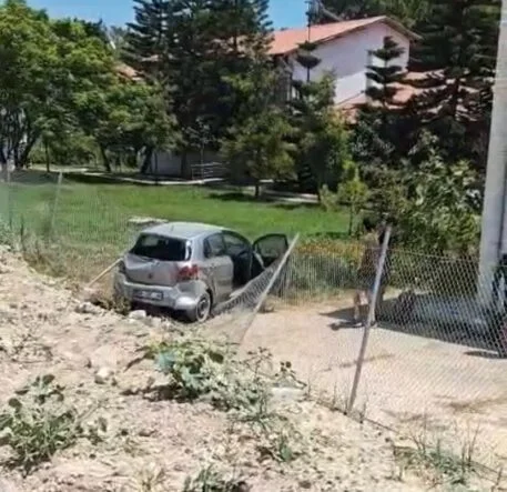 ZİNCİRLEME KAZADA OTOMOBİL ENSTİTÜNÜN BAHÇESİNE DÜŞTÜ: 3 YARALI