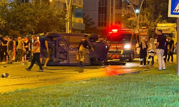 DİYARBAKIR’DA OTOMOBİLLER ÇARPIŞTI: 3 YARALI