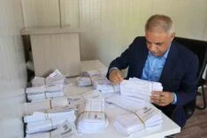 TÜRKİYE'NİN EN BÜYÜK MAHALLESİNİN MUHTARI, BOŞANMA TEBLİGATLARINA DİKKAT ÇEKTİ 160 BİN NÜFUSLU MAHALLEDE BOŞANMA ALARMI: GÜNDE 15 TEBLİGAT MUHTARIN KAPISI BOŞANMA EVRAKLARIYLA DOLDU BOŞANMA DALGASI MUHTARLIĞA YANSIDI