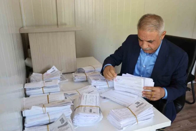 TÜRKİYE'NİN EN BÜYÜK MAHALLESİNİN MUHTARI, BOŞANMA TEBLİGATLARINA DİKKAT ÇEKTİ 160 BİN NÜFUSLU MAHALLEDE BOŞANMA ALARMI: GÜNDE 15 TEBLİGAT MUHTARIN KAPISI BOŞANMA EVRAKLARIYLA DOLDU BOŞANMA DALGASI MUHTARLIĞA YANSIDI