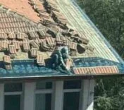 DİYARBAKIR’DA İŞÇİLER, GÜVENLİK ÖNLEMİ ALMADAN ÇATIYI TAMİR ETTİ