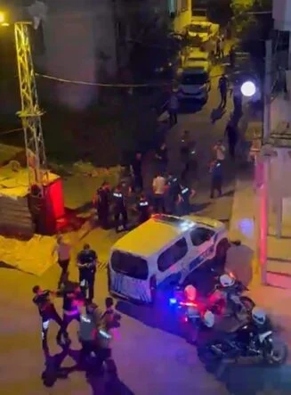 MERSİN'DE AİLE İÇİ SİLAHLI KAVGADA; BALKONDAKİ KOMŞU VURULARAK ÖLDÜ