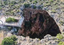 CENNET VE CEHENNEM OBRUKLARINDA ZİYARETÇİ YOĞUNLUĞU ZEUS'UN YÜZ BAŞLI EJDERHAYI ETKİSİZ HALE GETİRİP CEHENNEM ÇUKURUNDA TUTTUĞU GİBİ BİRÇOK MİTOLOJİK HİKAYESİ VE İÇİNDE BİR KİTABE OLAN CENNET VE CEHENNEM OBRUKLARI TURİZM SEZONUNDA BİNLERCE KİŞİYİ AĞIRLAMAYA BAŞLADI
