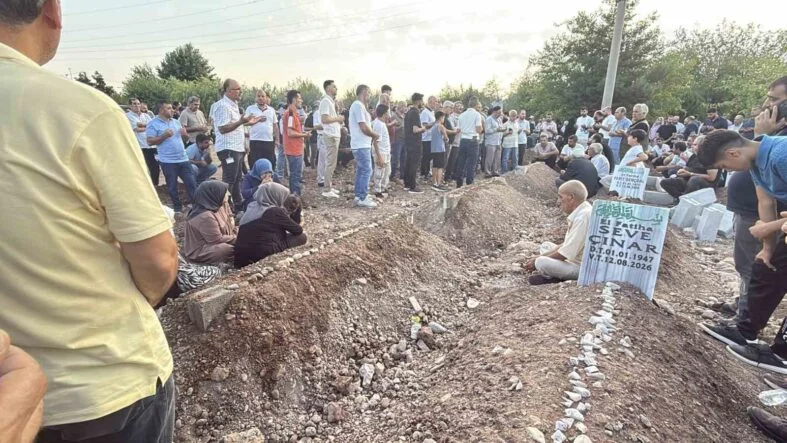 DİYARBAKIR’DAKİ FECİ KAZADA ÖLEN 5 KARDEŞ VE 2 YEĞEN YAN YANA DEFNEDİLDİ