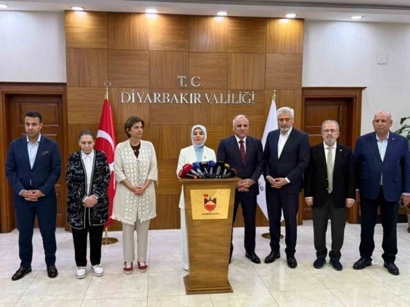 BAKAN GÖKTAŞ: "BU TOPRAKLAR TERÖRDEN BU KADAR ÇEKERKEN AİLELER MAALESEF PARÇALANDI" "TERÖRÜN KARŞISINDA İSE EN BÜYÜK GÜCÜMÜZ AİLEMİZDİR. ÇÜNKÜ AİLE, BİZİM GELECEĞİMİZ. AİLE BİZİM EN GÜÇLÜ YAPIMIZ" "DİYARBAKIR’DAN AİLE VE GENÇLİK FONUNA 9 BİN 154 BAŞVURU ALDIK. TÜRKİYE GENELİNDE 300 BİNE YAKIN BAŞVURUMUZ VAR. 7 BİN 560 DİYARBAKIRLI GENCİMİZ DE BU KREDİDEN FAYDALANARAK BUGÜNE KADAR EVLENDİ"