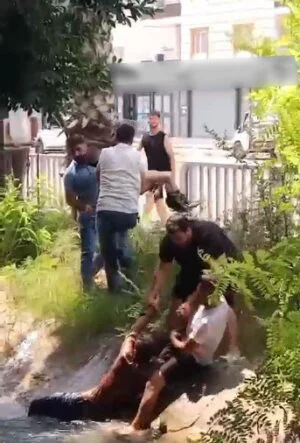 BOĞULMAK ÜZERE OLAN ÇOCUĞU VATANDAŞLAR SON ANDA KURTARDI