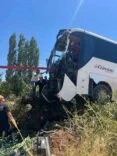 DİYARBAKIR'DA YOLCU OTOBÜSÜ AĞACA ÇIKTI: 2 YARALI