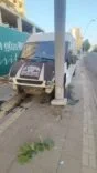 DİYARBAKIR'DA ARAÇ DİREĞE ÇARPTI: 1 YARALI
