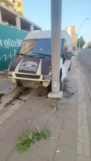 Sen kalk durduk yere kaldırımda duran direğe çarp