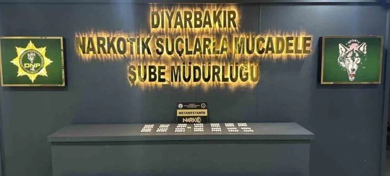 DİYARBAKIR'DA ARAÇTA VE İKİ İKAMETTE YAPILAN ARAMADA UYUŞTURUCU MADDE ELE GEÇİRİLDİ