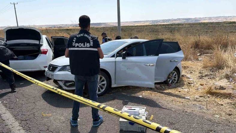 DİYARBAKIR'DA ESKİ EŞ DEHŞETİ: 2 ÖLÜ DİYARBAKIR'DA ESKİ EŞİ İLE KONUŞMAK İÇİN BULUŞAN ŞAHIS, PARKTA KADINI SİLAHLA YARALADI KADINI YARALI HALDE ARACA ALAN ŞAHIS OLAY YERİNDEN UZAKLAŞMAYA BAŞLADI KADIN YARALI HALDE KADES UYGULAMASINI KULLANINCA POLİS EKİPLERİ HAREKETE GEÇTİ ŞAHIS KULLANDIĞI ARAÇLA POLİS ARACINA ÇARPIP TAKLA ATARAK YOLDAN ÇIKTI YAKALANACAĞINI ANLAYAN ŞAHIS, YANINDAKİ SİLAHLA HAYATINA SON VERDİ