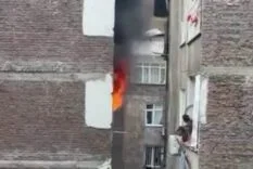 DİYARBAKIR'DA KORKUTAN YANGIN: EV ALEVLER İÇİNDE KALDI