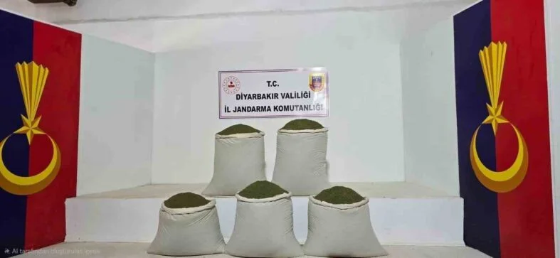 DİYARBAKIR’DA 14 BİN KÖK KENEVİR, 129 KİLO ESRAR ELE GEÇİRİLDİ