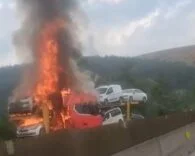 OTOYOLDA OTOMOBİL TAŞIYAN TIRDA YANGIN