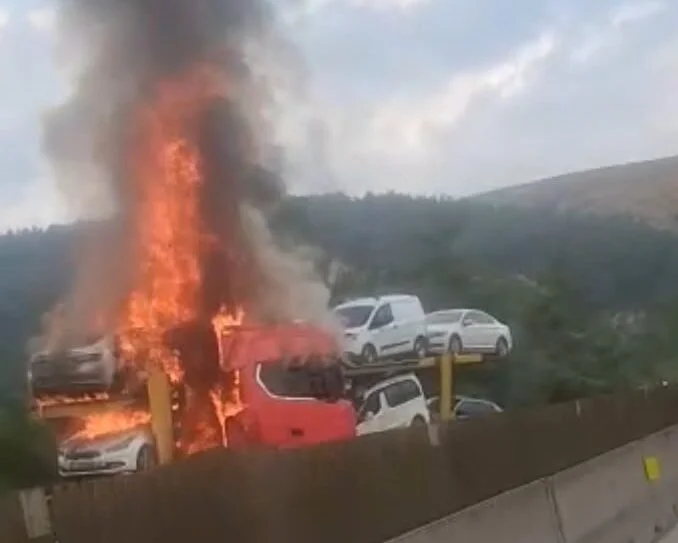Otoyolda otomobil taşıyan tırda yangın