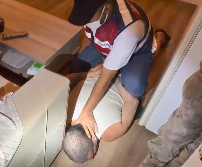 Uyuşturucu ve kasten öldürme suçundan 79 yıl 9 ay hapis cezası alan kırmızı bültenle aranan firari hükümlü yakalandı.