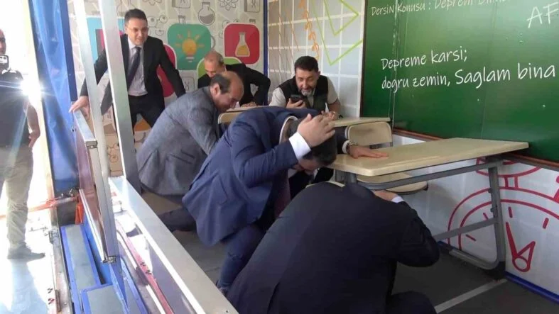 TATBİKATTA 'DEPREMİ BAŞLATIYORUZ' DEDİ, DEPREME YAKALANDILAR