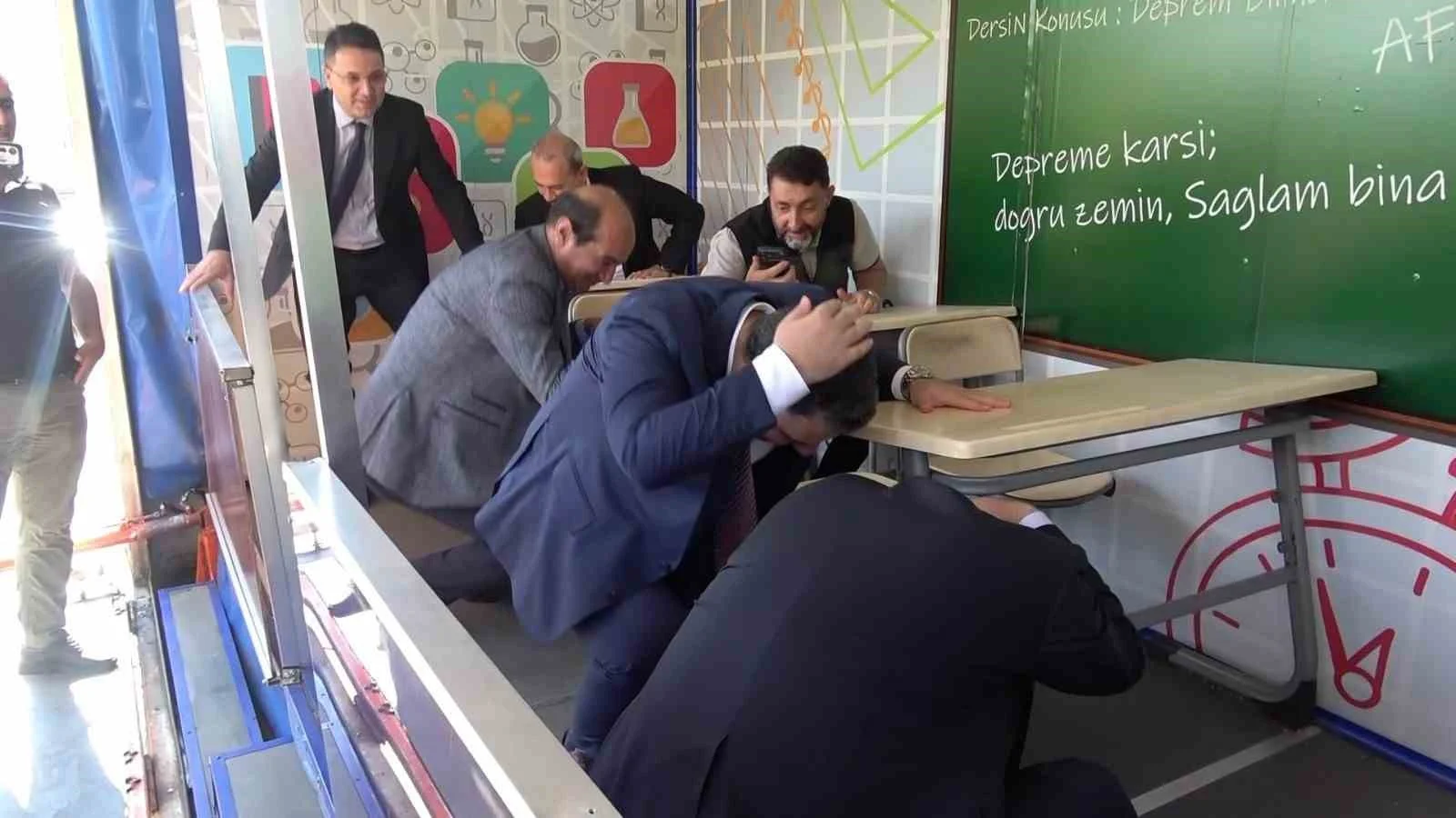 Tatbikatta ’depremi başlatıyoruz’ dedi, depreme yakalandılar