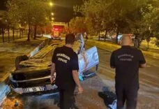 TAKLA ATAN OTOMOBİLİN SÜRÜCÜSÜ AĞIR YARALANDI