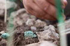 ÇAYÖNÜ TEPESİ'NDE 9 BİN YILLIK MADENCİLİK İŞLİĞİ ORTAYA ÇIKARILDI ÇAYÖNÜ TEPESİ'NDE MADENCİLİK TARİHİNE IŞIK TUTACAK "MALAKİTLER" VE "BAKIR NESNELER" BULUNDU KAZI BAŞKANI DOÇ. DR. SAVAŞ SARIALTUN: "MÖ 6900-6800'LERE AİT BİR İŞLİK ALANININ BU YIL TESPİT EDİLMESİ SAYESİNDE ÇAYÖNÜ'NÜN MADENCİLİK TARİHİNİ BİR TIK DAHA GÜNÜMÜZE DOĞRU GETİRMEYE YAKLAŞTIK" "ÇAYÖNÜ AHALİSİ MADENCİLİKLE İLGİLİ NİTELİKLİ BİR ŞEKİLDE FAALİYETLER YÜRÜTMÜŞ. BUNU DA EN AZ MİMARİSİ KADAR ÖZEN GÖSTEREREK, İŞLİKLERİNİN GÖLGESİNE KADAR DÜŞÜNEREK DİKME DELİKLERİYLE BİR GÖLGELİK YAPTIKLARINI SÖYLEYEBİLİRİZ"