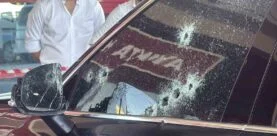 DİYARBAKIR’DA IŞIKTA DURAN OTOMOBİLE SİLAHLI SALDIRI: 2 YARALI