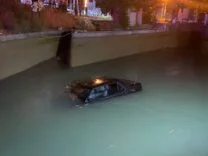KANALA DÜŞEN OTOMOBİL, VİNÇLE ARACIN ÜZERİNE İNEN ŞAHSIN HALAT TAKMASIYLA KURTARILDI