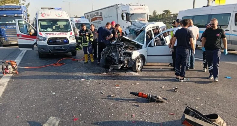 Mersin’de otomobil çekiciye arkadan çarptı: 2 ölü, 1 yaralı