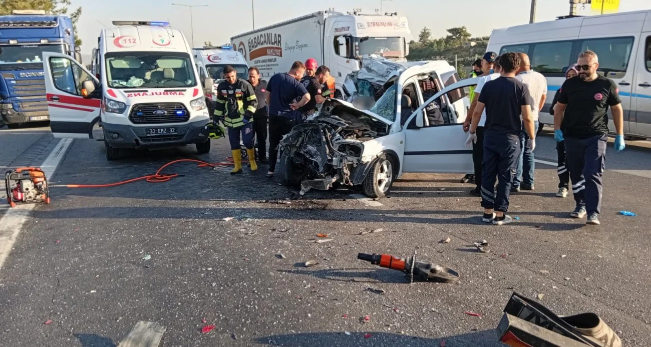 Mersin’de otomobil çekiciye arkadan çarptı: 2 ölü, 1 yaralı