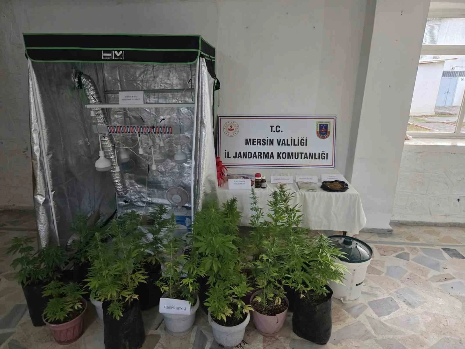 Uyanık satıcı uyuşturucu için evinde özel bölme yapmış