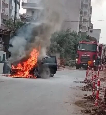 PARK HALİNDEKİ OTOMOBİL ALEV ALEV YANDI
