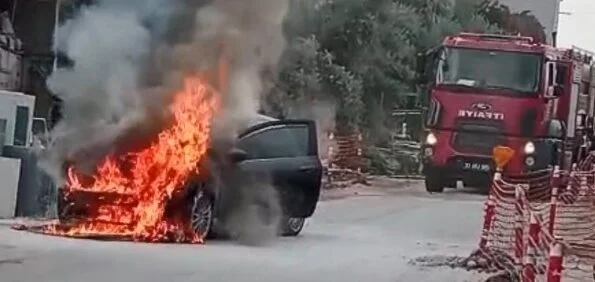 Park halindeki otomobil alev alev yandı