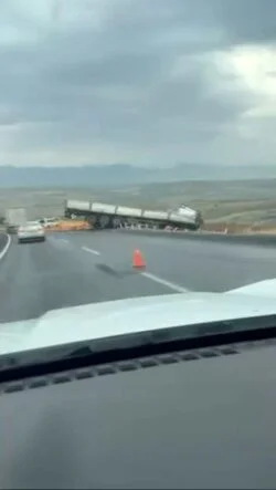 DİYARBAKIR’DA TIR YOLDAN ÇIKTI: 1 YARALI