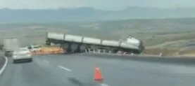 DİYARBAKIR’DA TIR YOLDAN ÇIKTI: 1 YARALI