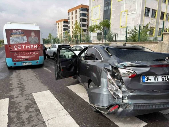 Halk otobüsü ile otomobil çarpıştı: 4 kişi yaralandı
