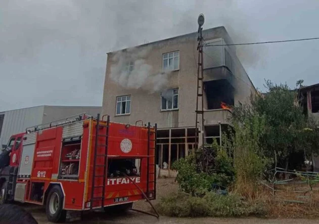 Ev yangınında mahsur kalan kadın kurtarıldı