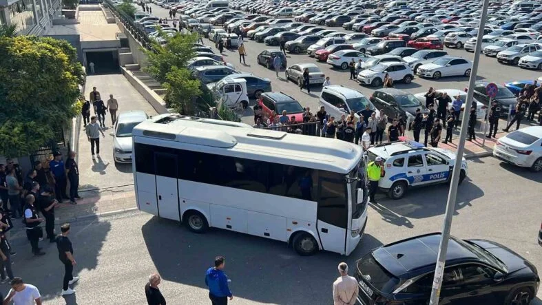 MERSİN'DEKİ OPERASYONDA TUTUKLANAN VAHAP  SEÇER'İNDE ARALARINDA OLDUĞU 34 ŞÜPHELİ  CEZAEVİNE GÖNDERİLDİ